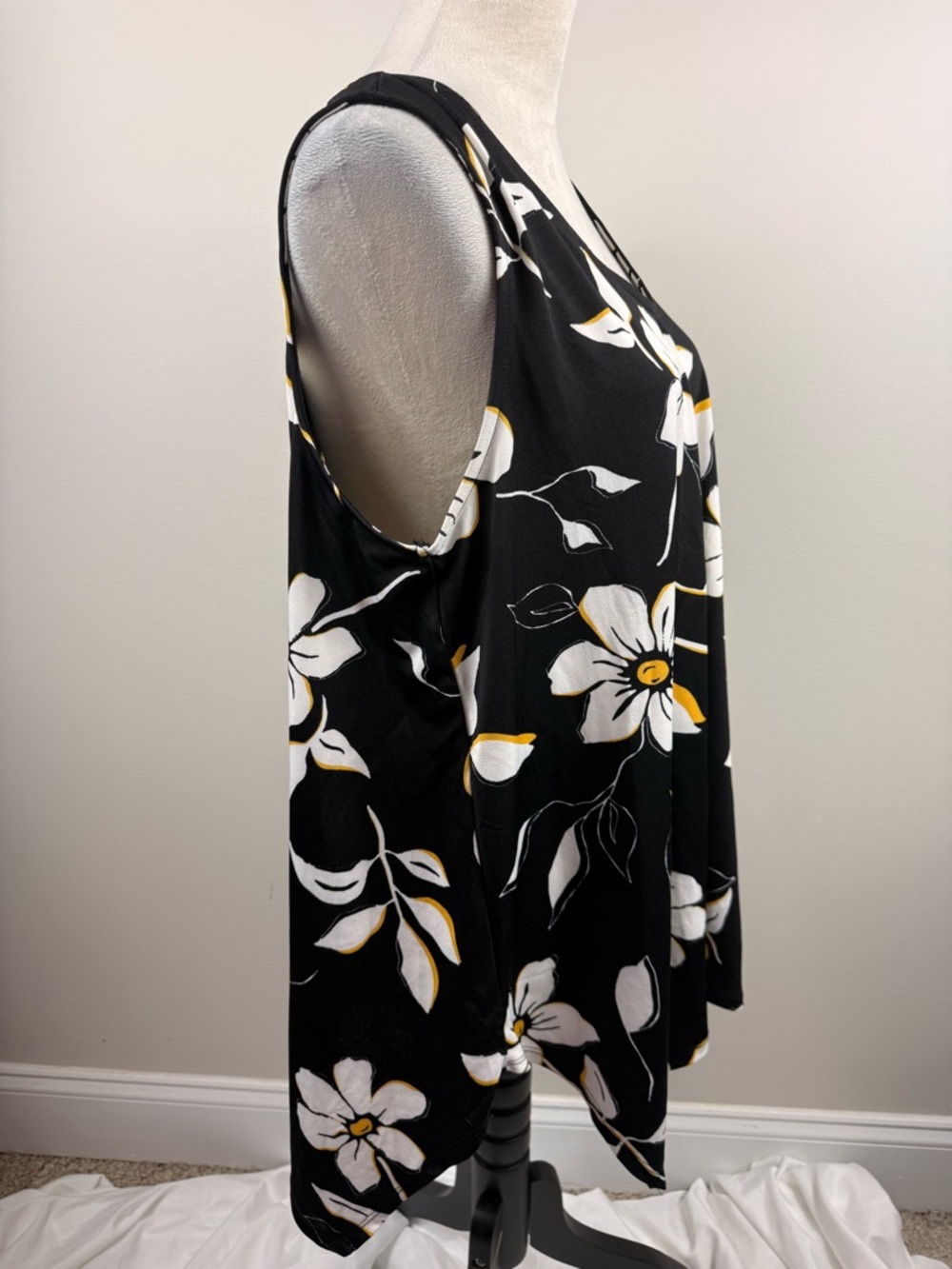 Jules & Leopold Black Tunic with White and Yellow Floral print size 1X - Picture 7 of 9